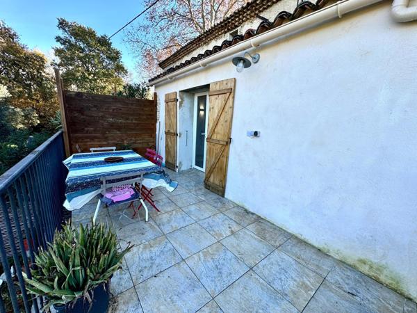 Maison mitoyenne avec terrain, terrasses et garage