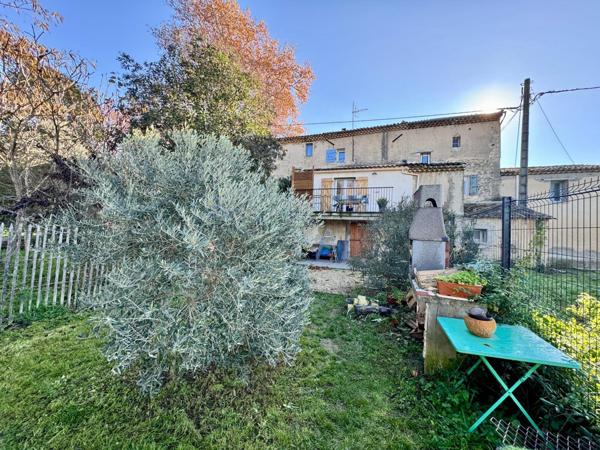 Maison mitoyenne avec terrain, terrasses et garage