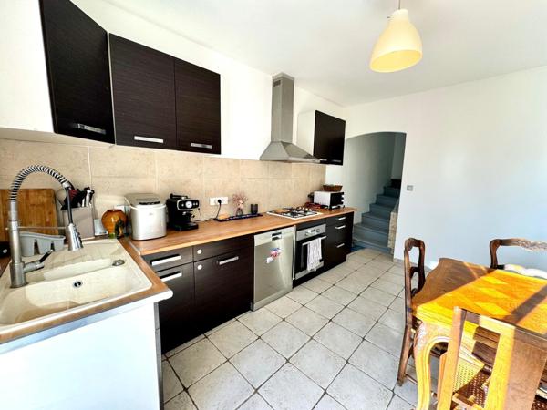 Maison mitoyenne avec terrain, terrasses et garage