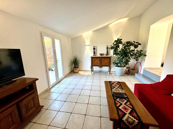 Maison mitoyenne avec terrain, terrasses et garage