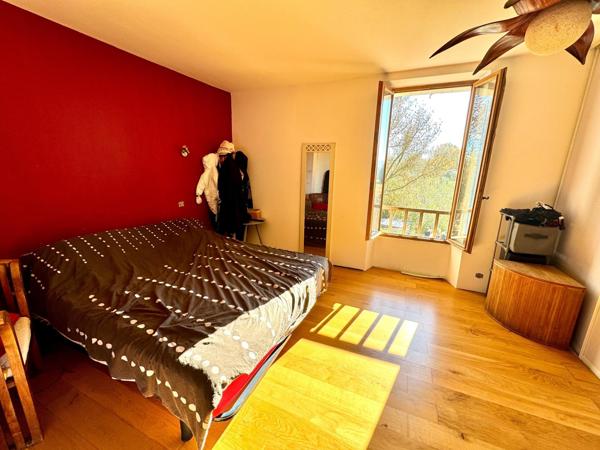 Maison mitoyenne avec terrain, terrasses et garage