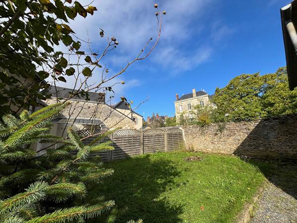 Maison de ville avec terrain + studio loué