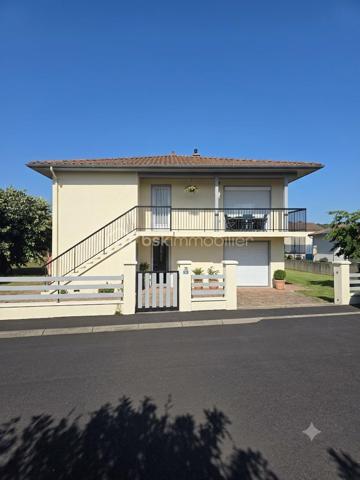 Située dans un secteur résidentiel et particulièrement prisé de Chadrac, découvrez cette charmante maison des années 1980, édifiée sur une belle parcelle arborée de 669 m². Déployant une généreuse surface habitable de 140 m², elle se distingue immédiatement par ses volumes optimisés, sa belle hauteur sous plafond et sa luminosité remarquable. C'est un bien sain, parfaitement entretenu et structurellement irréprochable, idéal pour une famille en quête de confort et de tranquillité.
## Une vie de quartier idéale et connectée
La maison bénéficie d'une situation géographique privilégiée, au sein d'un quartier aéré et paisible, à l'écart du flux des axes principaux. Le calme y est garanti, sans pour autant sacrifier la praticité du quotidien :
Écoles et structures enfance : Les établissements scolaires (école maternelle et élémentaire) ainsi que les structures d'accueil pour les enfants sont accessibles en seulement quelques minutes, sécurisant et simplifiant vos trajets matinaux.
Commerces & Services à pied : Boulangerie, pharmacie, professionnels de santé et commerces de proximité se trouvent à proximité immédiate. Pour les courses plus importantes, la zone commerciale et le centre-ville du Puy-en-Velay sont accessibles en moins de 5 minutes en voiture ou via le réseau de transports en commun bien développé.
## Agencement et volumes du bien
À l'étage : L'espace de vie principal
La pièce maîtresse : Une magnifique et vaste pièce de vie traversante de 53 m². Le grand salon-séjour intègre une cuisine équipée ouverte, créant un espace moderne, convivial et baigné de lumière naturelle.
Extérieurs : Cette pièce de vie s'ouvre directement sur un agréable balcon, parfait pour les beaux jours. Ce dernier donne un accès direct sur un grand jardin plat, arboré et entièrement clôturé d'environ 600 m², un véritable havre de paix pour les enfants et les moments de détente en extérieur.
L'espace nuit & bureau : Cette partie comprend une belle chambre parentale de 15 m², deux autres chambres confortables (2 d'entres elles sont équipées de placards intégrés fonctionnels), une salle d'eau spacieuse et un WC indépendant.
Au rez-de-jardin : Un fort potentiel d'aménagement
Appartement indépendant : Un espace de 2 pièces à rénover, disposant déjà d'une salle d'eau et d'un toilette indépendant. Cet espace offre un formidable potentiel : idéal pour loger un adolescent en quête d'indépendance, accueillir des proches, aménager un espace de télétravail ou générer un complément de revenu grâce au locatif.
Garage & Rangements : Un grand garage spacieux, équipé d'une porte sectionnelle avec porte de service intégrée, offrant une grande facilité de stationnement et de nombreuses solutions de stockage.
## Atouts techniques & Prestations
Gros œuvre : La structure de la maison est saine et la toiture est en très bon état général, garantissant une parfaite sérénité pour les années à venir.
Menuiseries : Fenêtres en PVC équipées de double vitrage, assurant un excellent confort thermique et acoustique.
Système de chauffage : Un système mixte performant et économique, combinant un poêle à granulés neuf pour une chaleur douce et conviviale dans la pièce de vie, et des radiateurs électriques performants à inertie.
L'avis de l'agent : Une opportunité rare sur le marché de Chadrac pour les amoureux de volumes, de grands jardins et de projets personnalisables. Sa proximité immédiate avec les écoles et les commerces en fait le cocon familial par excellence. À visiter sans tarder !
Diagnostics techniques en cours de réalisation (classe énergétique estimée entre D et E). De ce fait les visites seront organisées à partir de fin Juillet.