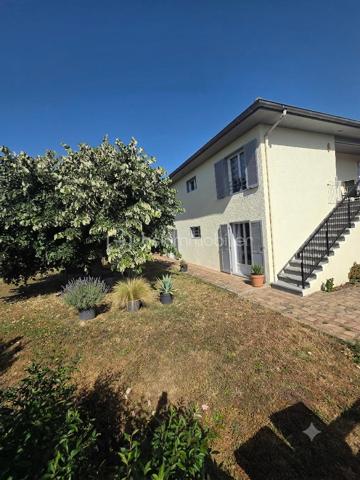 Située dans un secteur résidentiel et particulièrement prisé de Chadrac, découvrez cette charmante maison des années 1980, édifiée sur une belle parcelle arborée de 669 m². Déployant une généreuse surface habitable de 140 m², elle se distingue immédiatement par ses volumes optimisés, sa belle hauteur sous plafond et sa luminosité remarquable. C'est un bien sain, parfaitement entretenu et structurellement irréprochable, idéal pour une famille en quête de confort et de tranquillité.
## Une vie de quartier idéale et connectée
La maison bénéficie d'une situation géographique privilégiée, au sein d'un quartier aéré et paisible, à l'écart du flux des axes principaux. Le calme y est garanti, sans pour autant sacrifier la praticité du quotidien :
Écoles et structures enfance : Les établissements scolaires (école maternelle et élémentaire) ainsi que les structures d'accueil pour les enfants sont accessibles en seulement quelques minutes, sécurisant et simplifiant vos trajets matinaux.
Commerces & Services à pied : Boulangerie, pharmacie, professionnels de santé et commerces de proximité se trouvent à proximité immédiate. Pour les courses plus importantes, la zone commerciale et le centre-ville du Puy-en-Velay sont accessibles en moins de 5 minutes en voiture ou via le réseau de transports en commun bien développé.
## Agencement et volumes du bien
À l'étage : L'espace de vie principal
La pièce maîtresse : Une magnifique et vaste pièce de vie traversante de 53 m². Le grand salon-séjour intègre une cuisine équipée ouverte, créant un espace moderne, convivial et baigné de lumière naturelle.
Extérieurs : Cette pièce de vie s'ouvre directement sur un agréable balcon, parfait pour les beaux jours. Ce dernier donne un accès direct sur un grand jardin plat, arboré et entièrement clôturé d'environ 600 m², un véritable havre de paix pour les enfants et les moments de détente en extérieur.
L'espace nuit & bureau : Cette partie comprend une belle chambre parentale de 15 m², deux autres chambres confortables (2 d'entres elles sont équipées de placards intégrés fonctionnels), une salle d'eau spacieuse et un WC indépendant.
Au rez-de-jardin : Un fort potentiel d'aménagement
Appartement indépendant : Un espace de 2 pièces à rénover, disposant déjà d'une salle d'eau et d'un toilette indépendant. Cet espace offre un formidable potentiel : idéal pour loger un adolescent en quête d'indépendance, accueillir des proches, aménager un espace de télétravail ou générer un complément de revenu grâce au locatif.
Garage & Rangements : Un grand garage spacieux, équipé d'une porte sectionnelle avec porte de service intégrée, offrant une grande facilité de stationnement et de nombreuses solutions de stockage.
## Atouts techniques & Prestations
Gros œuvre : La structure de la maison est saine et la toiture est en très bon état général, garantissant une parfaite sérénité pour les années à venir.
Menuiseries : Fenêtres en PVC équipées de double vitrage, assurant un excellent confort thermique et acoustique.
Système de chauffage : Un système mixte performant et économique, combinant un poêle à granulés neuf pour une chaleur douce et conviviale dans la pièce de vie, et des radiateurs électriques performants à inertie.
L'avis de l'agent : Une opportunité rare sur le marché de Chadrac pour les amoureux de volumes, de grands jardins et de projets personnalisables. Sa proximité immédiate avec les écoles et les commerces en fait le cocon familial par excellence. À visiter sans tarder !
Diagnostics techniques en cours de réalisation (classe énergétique estimée entre D et E). De ce fait les visites seront organisées à partir de fin Juillet.