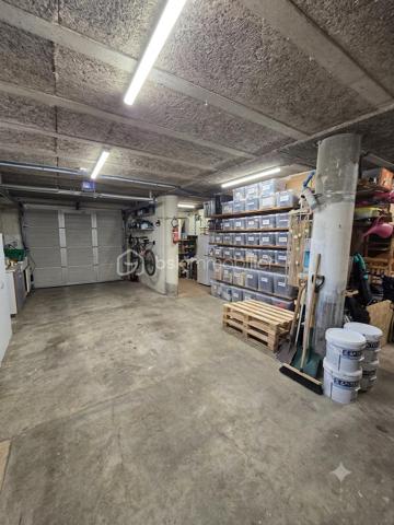 Située dans un secteur résidentiel et particulièrement prisé de Chadrac, découvrez cette charmante maison des années 1980, édifiée sur une belle parcelle arborée de 669 m². Déployant une généreuse surface habitable de 140 m², elle se distingue immédiatement par ses volumes optimisés, sa belle hauteur sous plafond et sa luminosité remarquable. C'est un bien sain, parfaitement entretenu et structurellement irréprochable, idéal pour une famille en quête de confort et de tranquillité.
## Une vie de quartier idéale et connectée
La maison bénéficie d'une situation géographique privilégiée, au sein d'un quartier aéré et paisible, à l'écart du flux des axes principaux. Le calme y est garanti, sans pour autant sacrifier la praticité du quotidien :
Écoles et structures enfance : Les établissements scolaires (école maternelle et élémentaire) ainsi que les structures d'accueil pour les enfants sont accessibles en seulement quelques minutes, sécurisant et simplifiant vos trajets matinaux.
Commerces & Services à pied : Boulangerie, pharmacie, professionnels de santé et commerces de proximité se trouvent à proximité immédiate. Pour les courses plus importantes, la zone commerciale et le centre-ville du Puy-en-Velay sont accessibles en moins de 5 minutes en voiture ou via le réseau de transports en commun bien développé.
## Agencement et volumes du bien
À l'étage : L'espace de vie principal
La pièce maîtresse : Une magnifique et vaste pièce de vie traversante de 53 m². Le grand salon-séjour intègre une cuisine équipée ouverte, créant un espace moderne, convivial et baigné de lumière naturelle.
Extérieurs : Cette pièce de vie s'ouvre directement sur un agréable balcon, parfait pour les beaux jours. Ce dernier donne un accès direct sur un grand jardin plat, arboré et entièrement clôturé d'environ 600 m², un véritable havre de paix pour les enfants et les moments de détente en extérieur.
L'espace nuit & bureau : Cette partie comprend une belle chambre parentale de 15 m², deux autres chambres confortables (2 d'entres elles sont équipées de placards intégrés fonctionnels), une salle d'eau spacieuse et un WC indépendant.
Au rez-de-jardin : Un fort potentiel d'aménagement
Appartement indépendant : Un espace de 2 pièces à rénover, disposant déjà d'une salle d'eau et d'un toilette indépendant. Cet espace offre un formidable potentiel : idéal pour loger un adolescent en quête d'indépendance, accueillir des proches, aménager un espace de télétravail ou générer un complément de revenu grâce au locatif.
Garage & Rangements : Un grand garage spacieux, équipé d'une porte sectionnelle avec porte de service intégrée, offrant une grande facilité de stationnement et de nombreuses solutions de stockage.
## Atouts techniques & Prestations
Gros œuvre : La structure de la maison est saine et la toiture est en très bon état général, garantissant une parfaite sérénité pour les années à venir.
Menuiseries : Fenêtres en PVC équipées de double vitrage, assurant un excellent confort thermique et acoustique.
Système de chauffage : Un système mixte performant et économique, combinant un poêle à granulés neuf pour une chaleur douce et conviviale dans la pièce de vie, et des radiateurs électriques performants à inertie.
L'avis de l'agent : Une opportunité rare sur le marché de Chadrac pour les amoureux de volumes, de grands jardins et de projets personnalisables. Sa proximité immédiate avec les écoles et les commerces en fait le cocon familial par excellence. À visiter sans tarder !
Diagnostics techniques en cours de réalisation (classe énergétique estimée entre D et E). De ce fait les visites seront organisées à partir de fin Juillet.
