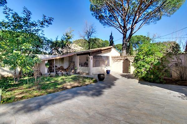 Maison 140 m² avec piscine, pool house et double garage .