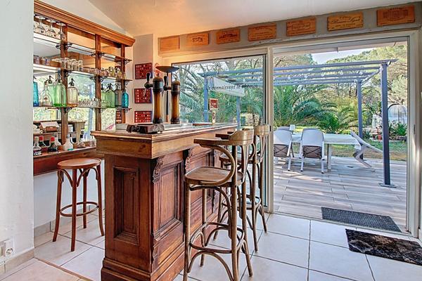 Maison 140 m² avec piscine, pool house et double garage .