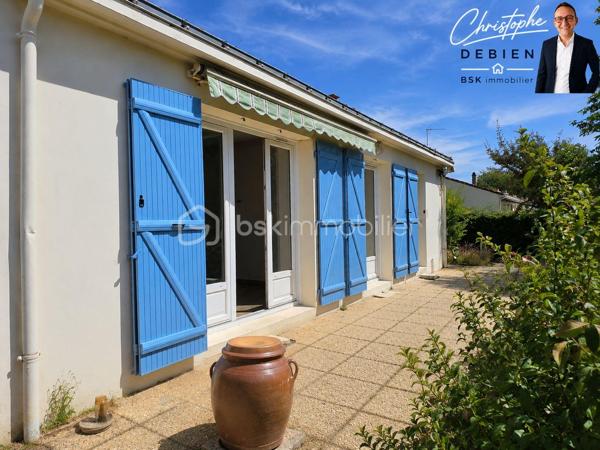Christophe Debien – BSK Immobilier vous présente en exclusivité, à Mareuil-sur-Lay-Dissais, cette maison individuelle de plain-pied de 89 m² habitables, construite en 1976 et implantée sur une belle parcelle de 1 825 m². 

Une localisation intéressante au cœur de la Vendée, permettant de profiter d'un environnement agréable tout en restant proche des principaux pôles du secteur. Luçon se rejoint en une dizaine de minutes, La Roche-sur-Yon en environ 25 minutes, La Rochelle en 50 minutes, Cholet en moins d'une heure et Nantes en environ 1 h 10. Côté loisirs, le littoral vendéen reste facilement accessible avec les plages de La Tranche-sur-Mer à environ 35 minutes.

La maison propose un agencement fonctionnel avec une entrée avec placard, une pièce de vie d'environ 32 m², une cuisine aménagée, deux chambres dont une avec placard, une salle d'eau, des toilettes indépendantes ainsi qu'une chaufferie-buanderie. 

À l'extérieur, la parcelle de 1 825 m² offre un bel espace pour profiter du jardin et imaginer différents aménagements. Une terrasse d'environ 22 m² complète l'ensemble. 

Les dépendances constituent un véritable atout de cette propriété : garage, dépendance, cabanon et différents abris offrent de nombreuses possibilités de stockage, de bricolage ou d'aménagement selon les besoins. 

La maison nécessite aujourd'hui des travaux de rénovation, notamment une remise aux normes de l'installation électrique, un renforcement de l'isolation ainsi qu'un rafraîchissement général. Une opportunité de moderniser le bien et de le personnaliser à son goût tout en bénéficiant d'une base existante et d'un beau potentiel.

Côté équipements, le chauffage est assuré par une chaudière fioul, les menuiseries associent PVC double vitrage et bois avec survitrage, et la maison est raccordée au tout-à-l'égout. Elle dispose également de l'eau courante ainsi que d'un puits artésien. 

Un bien à découvrir pour celles et ceux qui recherchent un plain-pied à rénover et à personnaliser, avec un grand terrain et de nombreuses dépendances, tout en restant à proximité de La Roche-sur-Yon, Luçon et du littoral vendéen.

Pour en savoir plus ou organiser une visite, contactez Christophe Debien – BSK Immobilier.