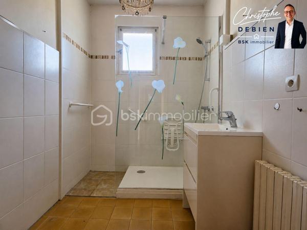 Christophe Debien – BSK Immobilier vous présente en exclusivité, à Mareuil-sur-Lay-Dissais, cette maison individuelle de plain-pied de 89 m² habitables, construite en 1976 et implantée sur une belle parcelle de 1 825 m². 

Une localisation intéressante au cœur de la Vendée, permettant de profiter d'un environnement agréable tout en restant proche des principaux pôles du secteur. Luçon se rejoint en une dizaine de minutes, La Roche-sur-Yon en environ 25 minutes, La Rochelle en 50 minutes, Cholet en moins d'une heure et Nantes en environ 1 h 10. Côté loisirs, le littoral vendéen reste facilement accessible avec les plages de La Tranche-sur-Mer à environ 35 minutes.

La maison propose un agencement fonctionnel avec une entrée avec placard, une pièce de vie d'environ 32 m², une cuisine aménagée, deux chambres dont une avec placard, une salle d'eau, des toilettes indépendantes ainsi qu'une chaufferie-buanderie. 

À l'extérieur, la parcelle de 1 825 m² offre un bel espace pour profiter du jardin et imaginer différents aménagements. Une terrasse d'environ 22 m² complète l'ensemble. 

Les dépendances constituent un véritable atout de cette propriété : garage, dépendance, cabanon et différents abris offrent de nombreuses possibilités de stockage, de bricolage ou d'aménagement selon les besoins. 

La maison nécessite aujourd'hui des travaux de rénovation, notamment une remise aux normes de l'installation électrique, un renforcement de l'isolation ainsi qu'un rafraîchissement général. Une opportunité de moderniser le bien et de le personnaliser à son goût tout en bénéficiant d'une base existante et d'un beau potentiel.

Côté équipements, le chauffage est assuré par une chaudière fioul, les menuiseries associent PVC double vitrage et bois avec survitrage, et la maison est raccordée au tout-à-l'égout. Elle dispose également de l'eau courante ainsi que d'un puits artésien. 

Un bien à découvrir pour celles et ceux qui recherchent un plain-pied à rénover et à personnaliser, avec un grand terrain et de nombreuses dépendances, tout en restant à proximité de La Roche-sur-Yon, Luçon et du littoral vendéen.

Pour en savoir plus ou organiser une visite, contactez Christophe Debien – BSK Immobilier.