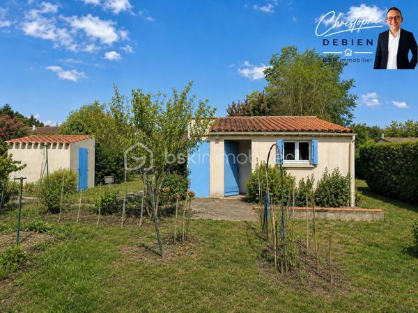 Christophe Debien – BSK Immobilier vous présente en exclusivité, à Mareuil-sur-Lay-Dissais, cette maison individuelle de plain-pied de 89 m² habitables, construite en 1976 et implantée sur une belle parcelle de 1 825 m². 

Une localisation intéressante au cœur de la Vendée, permettant de profiter d'un environnement agréable tout en restant proche des principaux pôles du secteur. Luçon se rejoint en une dizaine de minutes, La Roche-sur-Yon en environ 25 minutes, La Rochelle en 50 minutes, Cholet en moins d'une heure et Nantes en environ 1 h 10. Côté loisirs, le littoral vendéen reste facilement accessible avec les plages de La Tranche-sur-Mer à environ 35 minutes.

La maison propose un agencement fonctionnel avec une entrée avec placard, une pièce de vie d'environ 32 m², une cuisine aménagée, deux chambres dont une avec placard, une salle d'eau, des toilettes indépendantes ainsi qu'une chaufferie-buanderie. 

À l'extérieur, la parcelle de 1 825 m² offre un bel espace pour profiter du jardin et imaginer différents aménagements. Une terrasse d'environ 22 m² complète l'ensemble. 

Les dépendances constituent un véritable atout de cette propriété : garage, dépendance, cabanon et différents abris offrent de nombreuses possibilités de stockage, de bricolage ou d'aménagement selon les besoins. 

La maison nécessite aujourd'hui des travaux de rénovation, notamment une remise aux normes de l'installation électrique, un renforcement de l'isolation ainsi qu'un rafraîchissement général. Une opportunité de moderniser le bien et de le personnaliser à son goût tout en bénéficiant d'une base existante et d'un beau potentiel.

Côté équipements, le chauffage est assuré par une chaudière fioul, les menuiseries associent PVC double vitrage et bois avec survitrage, et la maison est raccordée au tout-à-l'égout. Elle dispose également de l'eau courante ainsi que d'un puits artésien. 

Un bien à découvrir pour celles et ceux qui recherchent un plain-pied à rénover et à personnaliser, avec un grand terrain et de nombreuses dépendances, tout en restant à proximité de La Roche-sur-Yon, Luçon et du littoral vendéen.

Pour en savoir plus ou organiser une visite, contactez Christophe Debien – BSK Immobilier.