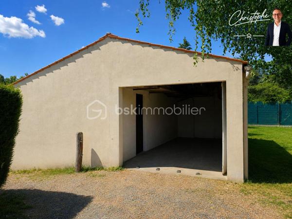 Christophe Debien – BSK Immobilier vous présente en exclusivité, à Mareuil-sur-Lay-Dissais, cette maison individuelle de plain-pied de 89 m² habitables, construite en 1976 et implantée sur une belle parcelle de 1 825 m². 

Une localisation intéressante au cœur de la Vendée, permettant de profiter d'un environnement agréable tout en restant proche des principaux pôles du secteur. Luçon se rejoint en une dizaine de minutes, La Roche-sur-Yon en environ 25 minutes, La Rochelle en 50 minutes, Cholet en moins d'une heure et Nantes en environ 1 h 10. Côté loisirs, le littoral vendéen reste facilement accessible avec les plages de La Tranche-sur-Mer à environ 35 minutes.

La maison propose un agencement fonctionnel avec une entrée avec placard, une pièce de vie d'environ 32 m², une cuisine aménagée, deux chambres dont une avec placard, une salle d'eau, des toilettes indépendantes ainsi qu'une chaufferie-buanderie. 

À l'extérieur, la parcelle de 1 825 m² offre un bel espace pour profiter du jardin et imaginer différents aménagements. Une terrasse d'environ 22 m² complète l'ensemble. 

Les dépendances constituent un véritable atout de cette propriété : garage, dépendance, cabanon et différents abris offrent de nombreuses possibilités de stockage, de bricolage ou d'aménagement selon les besoins. 

La maison nécessite aujourd'hui des travaux de rénovation, notamment une remise aux normes de l'installation électrique, un renforcement de l'isolation ainsi qu'un rafraîchissement général. Une opportunité de moderniser le bien et de le personnaliser à son goût tout en bénéficiant d'une base existante et d'un beau potentiel.

Côté équipements, le chauffage est assuré par une chaudière fioul, les menuiseries associent PVC double vitrage et bois avec survitrage, et la maison est raccordée au tout-à-l'égout. Elle dispose également de l'eau courante ainsi que d'un puits artésien. 

Un bien à découvrir pour celles et ceux qui recherchent un plain-pied à rénover et à personnaliser, avec un grand terrain et de nombreuses dépendances, tout en restant à proximité de La Roche-sur-Yon, Luçon et du littoral vendéen.

Pour en savoir plus ou organiser une visite, contactez Christophe Debien – BSK Immobilier.