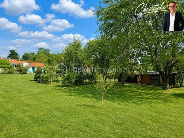 Christophe Debien – BSK Immobilier vous présente en exclusivité, à Mareuil-sur-Lay-Dissais, cette maison individuelle de plain-pied de 89 m² habitables, construite en 1976 et implantée sur une belle parcelle de 1 825 m². 

Une localisation intéressante au cœur de la Vendée, permettant de profiter d'un environnement agréable tout en restant proche des principaux pôles du secteur. Luçon se rejoint en une dizaine de minutes, La Roche-sur-Yon en environ 25 minutes, La Rochelle en 50 minutes, Cholet en moins d'une heure et Nantes en environ 1 h 10. Côté loisirs, le littoral vendéen reste facilement accessible avec les plages de La Tranche-sur-Mer à environ 35 minutes.

La maison propose un agencement fonctionnel avec une entrée avec placard, une pièce de vie d'environ 32 m², une cuisine aménagée, deux chambres dont une avec placard, une salle d'eau, des toilettes indépendantes ainsi qu'une chaufferie-buanderie. 

À l'extérieur, la parcelle de 1 825 m² offre un bel espace pour profiter du jardin et imaginer différents aménagements. Une terrasse d'environ 22 m² complète l'ensemble. 

Les dépendances constituent un véritable atout de cette propriété : garage, dépendance, cabanon et différents abris offrent de nombreuses possibilités de stockage, de bricolage ou d'aménagement selon les besoins. 

La maison nécessite aujourd'hui des travaux de rénovation, notamment une remise aux normes de l'installation électrique, un renforcement de l'isolation ainsi qu'un rafraîchissement général. Une opportunité de moderniser le bien et de le personnaliser à son goût tout en bénéficiant d'une base existante et d'un beau potentiel.

Côté équipements, le chauffage est assuré par une chaudière fioul, les menuiseries associent PVC double vitrage et bois avec survitrage, et la maison est raccordée au tout-à-l'égout. Elle dispose également de l'eau courante ainsi que d'un puits artésien. 

Un bien à découvrir pour celles et ceux qui recherchent un plain-pied à rénover et à personnaliser, avec un grand terrain et de nombreuses dépendances, tout en restant à proximité de La Roche-sur-Yon, Luçon et du littoral vendéen.

Pour en savoir plus ou organiser une visite, contactez Christophe Debien – BSK Immobilier.