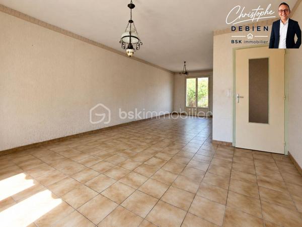 Christophe Debien – BSK Immobilier vous présente en exclusivité, à Mareuil-sur-Lay-Dissais, cette maison individuelle de plain-pied de 89 m² habitables, construite en 1976 et implantée sur une belle parcelle de 1 825 m². 

Une localisation intéressante au cœur de la Vendée, permettant de profiter d'un environnement agréable tout en restant proche des principaux pôles du secteur. Luçon se rejoint en une dizaine de minutes, La Roche-sur-Yon en environ 25 minutes, La Rochelle en 50 minutes, Cholet en moins d'une heure et Nantes en environ 1 h 10. Côté loisirs, le littoral vendéen reste facilement accessible avec les plages de La Tranche-sur-Mer à environ 35 minutes.

La maison propose un agencement fonctionnel avec une entrée avec placard, une pièce de vie d'environ 32 m², une cuisine aménagée, deux chambres dont une avec placard, une salle d'eau, des toilettes indépendantes ainsi qu'une chaufferie-buanderie. 

À l'extérieur, la parcelle de 1 825 m² offre un bel espace pour profiter du jardin et imaginer différents aménagements. Une terrasse d'environ 22 m² complète l'ensemble. 

Les dépendances constituent un véritable atout de cette propriété : garage, dépendance, cabanon et différents abris offrent de nombreuses possibilités de stockage, de bricolage ou d'aménagement selon les besoins. 

La maison nécessite aujourd'hui des travaux de rénovation, notamment une remise aux normes de l'installation électrique, un renforcement de l'isolation ainsi qu'un rafraîchissement général. Une opportunité de moderniser le bien et de le personnaliser à son goût tout en bénéficiant d'une base existante et d'un beau potentiel.

Côté équipements, le chauffage est assuré par une chaudière fioul, les menuiseries associent PVC double vitrage et bois avec survitrage, et la maison est raccordée au tout-à-l'égout. Elle dispose également de l'eau courante ainsi que d'un puits artésien. 

Un bien à découvrir pour celles et ceux qui recherchent un plain-pied à rénover et à personnaliser, avec un grand terrain et de nombreuses dépendances, tout en restant à proximité de La Roche-sur-Yon, Luçon et du littoral vendéen.

Pour en savoir plus ou organiser une visite, contactez Christophe Debien – BSK Immobilier.