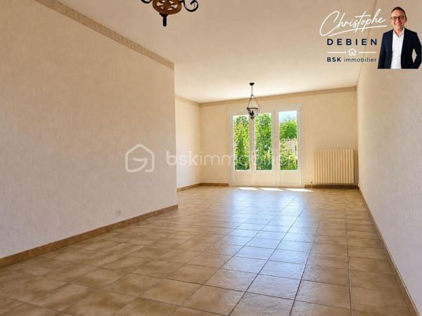 Christophe Debien – BSK Immobilier vous présente en exclusivité, à Mareuil-sur-Lay-Dissais, cette maison individuelle de plain-pied de 89 m² habitables, construite en 1976 et implantée sur une belle parcelle de 1 825 m². 

Une localisation intéressante au cœur de la Vendée, permettant de profiter d'un environnement agréable tout en restant proche des principaux pôles du secteur. Luçon se rejoint en une dizaine de minutes, La Roche-sur-Yon en environ 25 minutes, La Rochelle en 50 minutes, Cholet en moins d'une heure et Nantes en environ 1 h 10. Côté loisirs, le littoral vendéen reste facilement accessible avec les plages de La Tranche-sur-Mer à environ 35 minutes.

La maison propose un agencement fonctionnel avec une entrée avec placard, une pièce de vie d'environ 32 m², une cuisine aménagée, deux chambres dont une avec placard, une salle d'eau, des toilettes indépendantes ainsi qu'une chaufferie-buanderie. 

À l'extérieur, la parcelle de 1 825 m² offre un bel espace pour profiter du jardin et imaginer différents aménagements. Une terrasse d'environ 22 m² complète l'ensemble. 

Les dépendances constituent un véritable atout de cette propriété : garage, dépendance, cabanon et différents abris offrent de nombreuses possibilités de stockage, de bricolage ou d'aménagement selon les besoins. 

La maison nécessite aujourd'hui des travaux de rénovation, notamment une remise aux normes de l'installation électrique, un renforcement de l'isolation ainsi qu'un rafraîchissement général. Une opportunité de moderniser le bien et de le personnaliser à son goût tout en bénéficiant d'une base existante et d'un beau potentiel.

Côté équipements, le chauffage est assuré par une chaudière fioul, les menuiseries associent PVC double vitrage et bois avec survitrage, et la maison est raccordée au tout-à-l'égout. Elle dispose également de l'eau courante ainsi que d'un puits artésien. 

Un bien à découvrir pour celles et ceux qui recherchent un plain-pied à rénover et à personnaliser, avec un grand terrain et de nombreuses dépendances, tout en restant à proximité de La Roche-sur-Yon, Luçon et du littoral vendéen.

Pour en savoir plus ou organiser une visite, contactez Christophe Debien – BSK Immobilier.