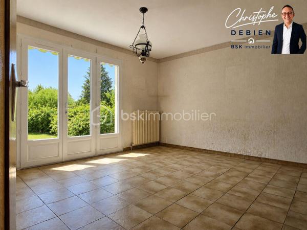 Christophe Debien – BSK Immobilier vous présente en exclusivité, à Mareuil-sur-Lay-Dissais, cette maison individuelle de plain-pied de 89 m² habitables, construite en 1976 et implantée sur une belle parcelle de 1 825 m². 

Une localisation intéressante au cœur de la Vendée, permettant de profiter d'un environnement agréable tout en restant proche des principaux pôles du secteur. Luçon se rejoint en une dizaine de minutes, La Roche-sur-Yon en environ 25 minutes, La Rochelle en 50 minutes, Cholet en moins d'une heure et Nantes en environ 1 h 10. Côté loisirs, le littoral vendéen reste facilement accessible avec les plages de La Tranche-sur-Mer à environ 35 minutes.

La maison propose un agencement fonctionnel avec une entrée avec placard, une pièce de vie d'environ 32 m², une cuisine aménagée, deux chambres dont une avec placard, une salle d'eau, des toilettes indépendantes ainsi qu'une chaufferie-buanderie. 

À l'extérieur, la parcelle de 1 825 m² offre un bel espace pour profiter du jardin et imaginer différents aménagements. Une terrasse d'environ 22 m² complète l'ensemble. 

Les dépendances constituent un véritable atout de cette propriété : garage, dépendance, cabanon et différents abris offrent de nombreuses possibilités de stockage, de bricolage ou d'aménagement selon les besoins. 

La maison nécessite aujourd'hui des travaux de rénovation, notamment une remise aux normes de l'installation électrique, un renforcement de l'isolation ainsi qu'un rafraîchissement général. Une opportunité de moderniser le bien et de le personnaliser à son goût tout en bénéficiant d'une base existante et d'un beau potentiel.

Côté équipements, le chauffage est assuré par une chaudière fioul, les menuiseries associent PVC double vitrage et bois avec survitrage, et la maison est raccordée au tout-à-l'égout. Elle dispose également de l'eau courante ainsi que d'un puits artésien. 

Un bien à découvrir pour celles et ceux qui recherchent un plain-pied à rénover et à personnaliser, avec un grand terrain et de nombreuses dépendances, tout en restant à proximité de La Roche-sur-Yon, Luçon et du littoral vendéen.

Pour en savoir plus ou organiser une visite, contactez Christophe Debien – BSK Immobilier.