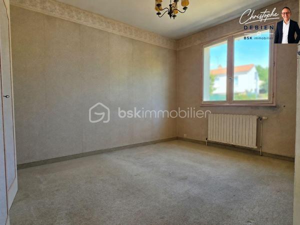 Christophe Debien – BSK Immobilier vous présente en exclusivité, à Mareuil-sur-Lay-Dissais, cette maison individuelle de plain-pied de 89 m² habitables, construite en 1976 et implantée sur une belle parcelle de 1 825 m². 

Une localisation intéressante au cœur de la Vendée, permettant de profiter d'un environnement agréable tout en restant proche des principaux pôles du secteur. Luçon se rejoint en une dizaine de minutes, La Roche-sur-Yon en environ 25 minutes, La Rochelle en 50 minutes, Cholet en moins d'une heure et Nantes en environ 1 h 10. Côté loisirs, le littoral vendéen reste facilement accessible avec les plages de La Tranche-sur-Mer à environ 35 minutes.

La maison propose un agencement fonctionnel avec une entrée avec placard, une pièce de vie d'environ 32 m², une cuisine aménagée, deux chambres dont une avec placard, une salle d'eau, des toilettes indépendantes ainsi qu'une chaufferie-buanderie. 

À l'extérieur, la parcelle de 1 825 m² offre un bel espace pour profiter du jardin et imaginer différents aménagements. Une terrasse d'environ 22 m² complète l'ensemble. 

Les dépendances constituent un véritable atout de cette propriété : garage, dépendance, cabanon et différents abris offrent de nombreuses possibilités de stockage, de bricolage ou d'aménagement selon les besoins. 

La maison nécessite aujourd'hui des travaux de rénovation, notamment une remise aux normes de l'installation électrique, un renforcement de l'isolation ainsi qu'un rafraîchissement général. Une opportunité de moderniser le bien et de le personnaliser à son goût tout en bénéficiant d'une base existante et d'un beau potentiel.

Côté équipements, le chauffage est assuré par une chaudière fioul, les menuiseries associent PVC double vitrage et bois avec survitrage, et la maison est raccordée au tout-à-l'égout. Elle dispose également de l'eau courante ainsi que d'un puits artésien. 

Un bien à découvrir pour celles et ceux qui recherchent un plain-pied à rénover et à personnaliser, avec un grand terrain et de nombreuses dépendances, tout en restant à proximité de La Roche-sur-Yon, Luçon et du littoral vendéen.

Pour en savoir plus ou organiser une visite, contactez Christophe Debien – BSK Immobilier.