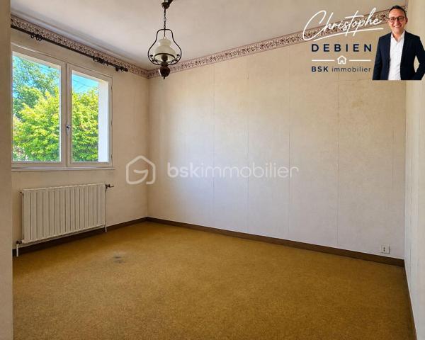 Christophe Debien – BSK Immobilier vous présente en exclusivité, à Mareuil-sur-Lay-Dissais, cette maison individuelle de plain-pied de 89 m² habitables, construite en 1976 et implantée sur une belle parcelle de 1 825 m². 

Une localisation intéressante au cœur de la Vendée, permettant de profiter d'un environnement agréable tout en restant proche des principaux pôles du secteur. Luçon se rejoint en une dizaine de minutes, La Roche-sur-Yon en environ 25 minutes, La Rochelle en 50 minutes, Cholet en moins d'une heure et Nantes en environ 1 h 10. Côté loisirs, le littoral vendéen reste facilement accessible avec les plages de La Tranche-sur-Mer à environ 35 minutes.

La maison propose un agencement fonctionnel avec une entrée avec placard, une pièce de vie d'environ 32 m², une cuisine aménagée, deux chambres dont une avec placard, une salle d'eau, des toilettes indépendantes ainsi qu'une chaufferie-buanderie. 

À l'extérieur, la parcelle de 1 825 m² offre un bel espace pour profiter du jardin et imaginer différents aménagements. Une terrasse d'environ 22 m² complète l'ensemble. 

Les dépendances constituent un véritable atout de cette propriété : garage, dépendance, cabanon et différents abris offrent de nombreuses possibilités de stockage, de bricolage ou d'aménagement selon les besoins. 

La maison nécessite aujourd'hui des travaux de rénovation, notamment une remise aux normes de l'installation électrique, un renforcement de l'isolation ainsi qu'un rafraîchissement général. Une opportunité de moderniser le bien et de le personnaliser à son goût tout en bénéficiant d'une base existante et d'un beau potentiel.

Côté équipements, le chauffage est assuré par une chaudière fioul, les menuiseries associent PVC double vitrage et bois avec survitrage, et la maison est raccordée au tout-à-l'égout. Elle dispose également de l'eau courante ainsi que d'un puits artésien. 

Un bien à découvrir pour celles et ceux qui recherchent un plain-pied à rénover et à personnaliser, avec un grand terrain et de nombreuses dépendances, tout en restant à proximité de La Roche-sur-Yon, Luçon et du littoral vendéen.

Pour en savoir plus ou organiser une visite, contactez Christophe Debien – BSK Immobilier.