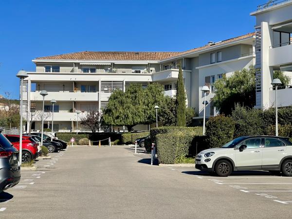 Plan-de-Cuques (13380) Charmant T3 de 59 m2 avec terrasse, garage et piscine.