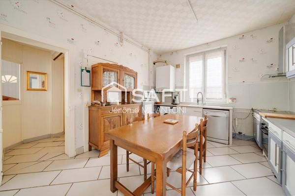 Ideal première acquisition, proche de toutes commodités, axe A31 à moins de 10mn, gare SNCF...