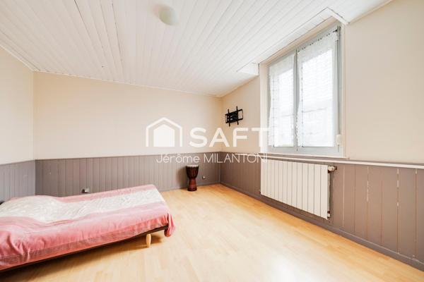 Ideal première acquisition, proche de toutes commodités, axe A31 à moins de 10mn, gare SNCF...