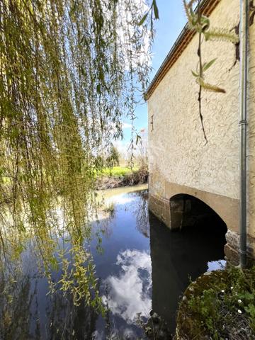 BIEN RARE ! MOULIN DE CARCTERE AVEC SA ROUE ET SON BIEF A VENDRE PROCHE CHABRIS (INDRE 36)