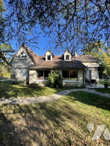 Pavillon 6 chambres, double garage, piscine, jardin de 6000 m2.