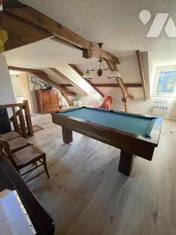 Pavillon 6 chambres, double garage, piscine, jardin de 6000 m2.