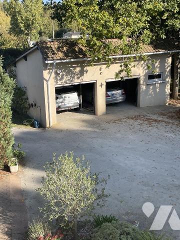 Pavillon 6 chambres, double garage, piscine, jardin de 6000 m2.