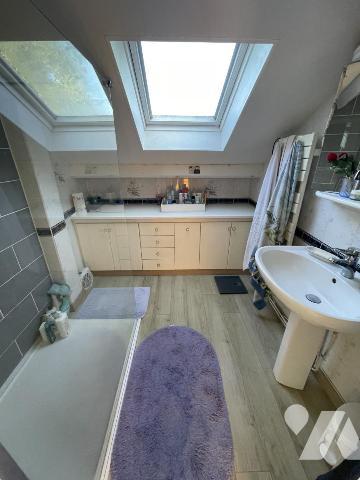 Pavillon 6 chambres, double garage, piscine, jardin de 6000 m2.