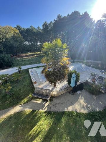 Pavillon 6 chambres, double garage, piscine, jardin de 6000 m2.