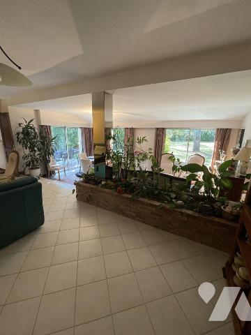 Pavillon 6 chambres, double garage, piscine, jardin de 6000 m2.