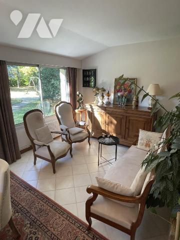 Pavillon 6 chambres, double garage, piscine, jardin de 6000 m2.
