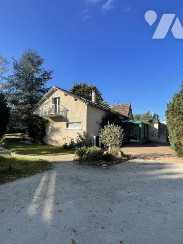 Pavillon 6 chambres, double garage, piscine, jardin de 6000 m2.