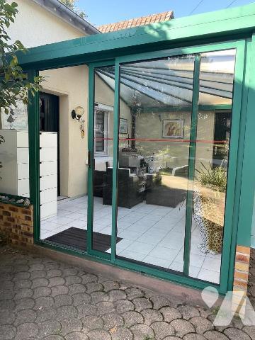 Pavillon 6 chambres, double garage, piscine, jardin de 6000 m2.