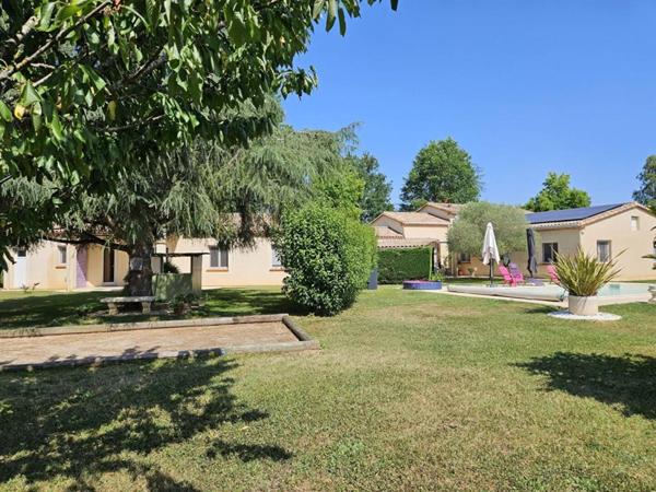 ENSEMBLE IMMOBILIER  DE PLAIN PIED 240 m² -  8 CHAMBRES - TERRAIN 5000 m² - PISCINE - GARAGES