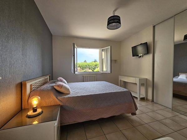 ENSEMBLE IMMOBILIER  DE PLAIN PIED 240 m² -  8 CHAMBRES - TERRAIN 5000 m² - PISCINE - GARAGES