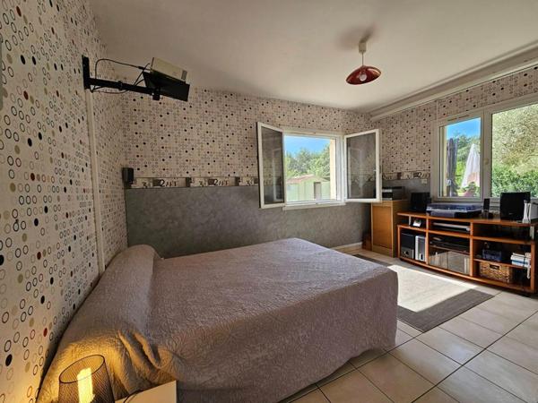 ENSEMBLE IMMOBILIER  DE PLAIN PIED 240 m² -  8 CHAMBRES - TERRAIN 5000 m² - PISCINE - GARAGES