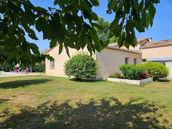 ENSEMBLE IMMOBILIER  DE PLAIN PIED 240 m² -  8 CHAMBRES - TERRAIN 5000 m² - PISCINE - GARAGES
