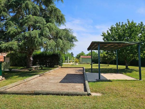 ENSEMBLE IMMOBILIER  DE PLAIN PIED 240 m² -  8 CHAMBRES - TERRAIN 5000 m² - PISCINE - GARAGES