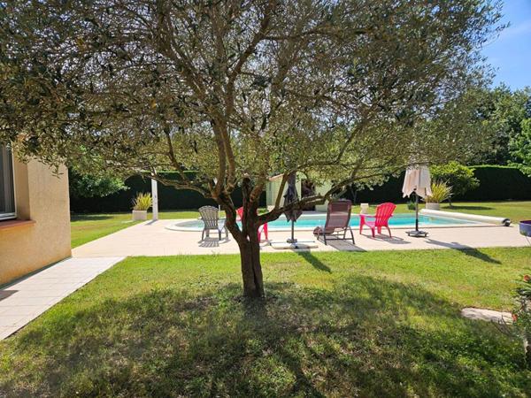 ENSEMBLE IMMOBILIER  DE PLAIN PIED 240 m² -  8 CHAMBRES - TERRAIN 5000 m² - PISCINE - GARAGES