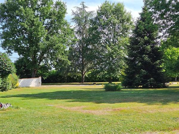 ENSEMBLE IMMOBILIER  DE PLAIN PIED 240 m² -  8 CHAMBRES - TERRAIN 5000 m² - PISCINE - GARAGES