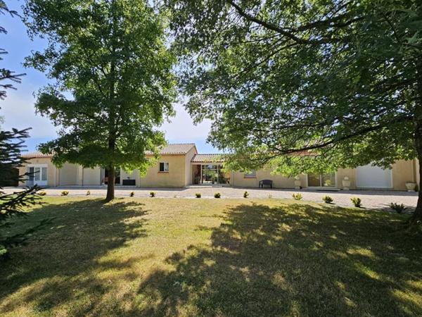 ENSEMBLE IMMOBILIER  DE PLAIN PIED 240 m² -  8 CHAMBRES - TERRAIN 5000 m² - PISCINE - GARAGES