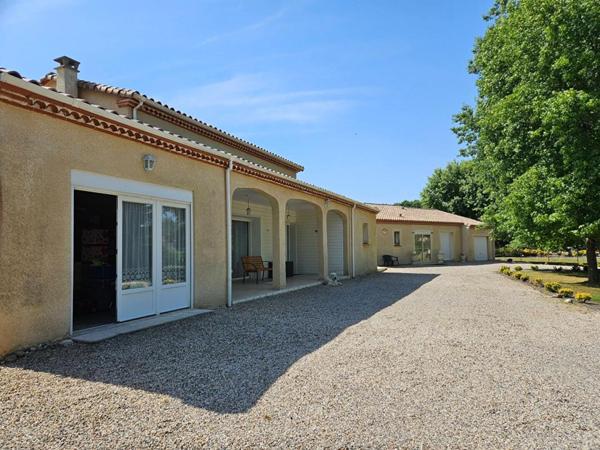 ENSEMBLE IMMOBILIER  DE PLAIN PIED 240 m² -  8 CHAMBRES - TERRAIN 5000 m² - PISCINE - GARAGES