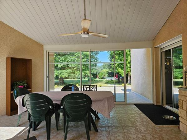 ENSEMBLE IMMOBILIER  DE PLAIN PIED 240 m² -  8 CHAMBRES - TERRAIN 5000 m² - PISCINE - GARAGES