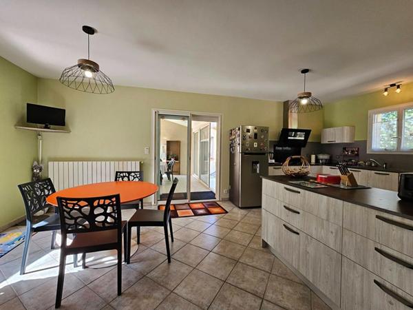 ENSEMBLE IMMOBILIER  DE PLAIN PIED 240 m² -  8 CHAMBRES - TERRAIN 5000 m² - PISCINE - GARAGES