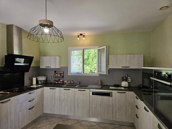 ENSEMBLE IMMOBILIER  DE PLAIN PIED 240 m² -  8 CHAMBRES - TERRAIN 5000 m² - PISCINE - GARAGES