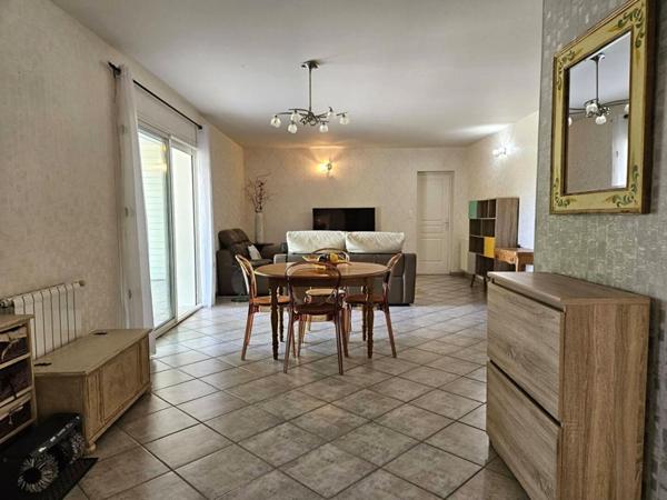 ENSEMBLE IMMOBILIER  DE PLAIN PIED 240 m² -  8 CHAMBRES - TERRAIN 5000 m² - PISCINE - GARAGES