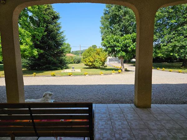 ENSEMBLE IMMOBILIER  DE PLAIN PIED 240 m² -  8 CHAMBRES - TERRAIN 5000 m² - PISCINE - GARAGES