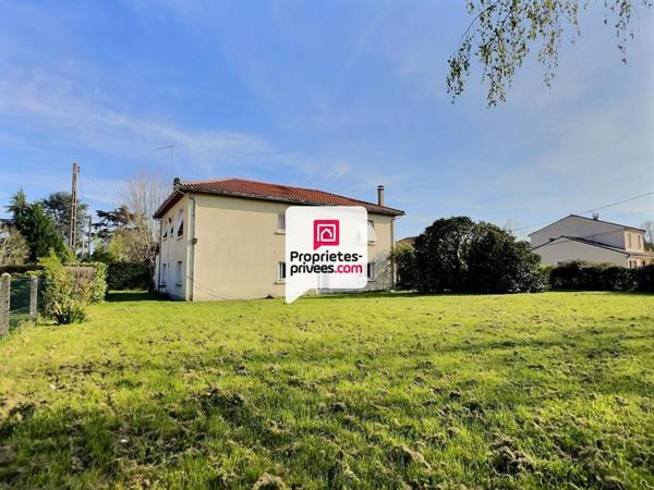 Maison T4 /5 d'env. 136 m²  avec 3/4 ch . et  garage double proche centre ville de SAINT-ASTIER (24100)
