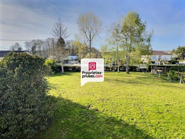 Maison T4 /5 d'env. 136 m²  avec 3/4 ch . et  garage double proche centre ville de SAINT-ASTIER (24100)